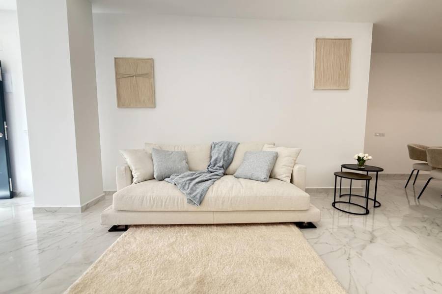 NIEUWBOUW MET 2 SLAAPKAMERS EN 2 BADKAMERS IN HET CENTRUM, OP 100 METER VAN PLAYA DEL CURA.