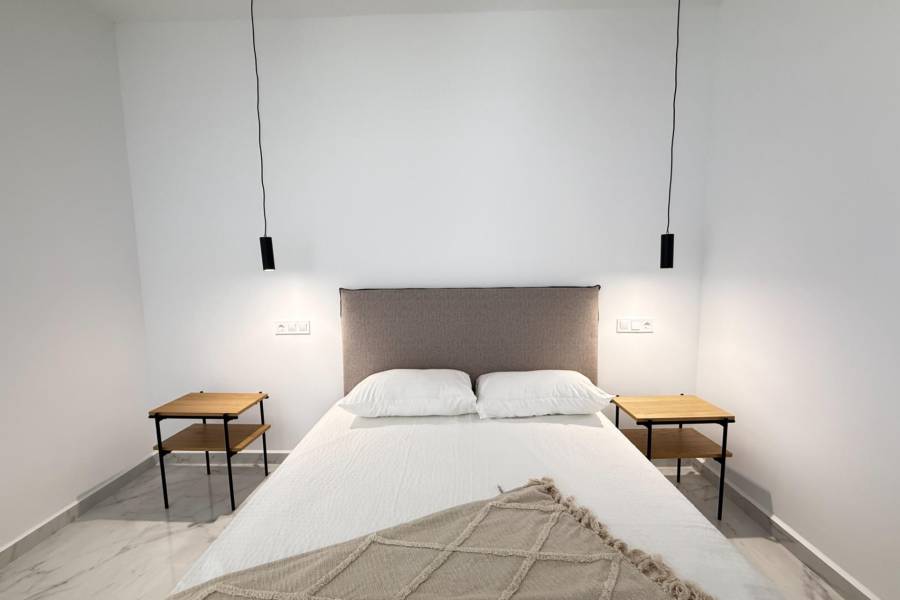 NIEUWBOUW MET 2 SLAAPKAMERS EN 2 BADKAMERS IN HET CENTRUM, OP 100 METER VAN PLAYA DEL CURA.