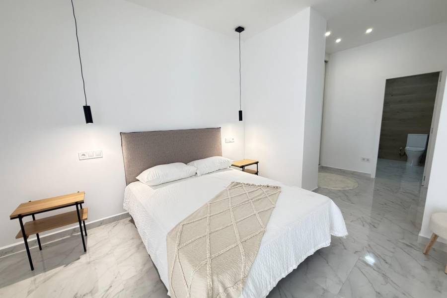 NIEUWBOUW MET 2 SLAAPKAMERS EN 2 BADKAMERS IN HET CENTRUM, OP 100 METER VAN PLAYA DEL CURA.