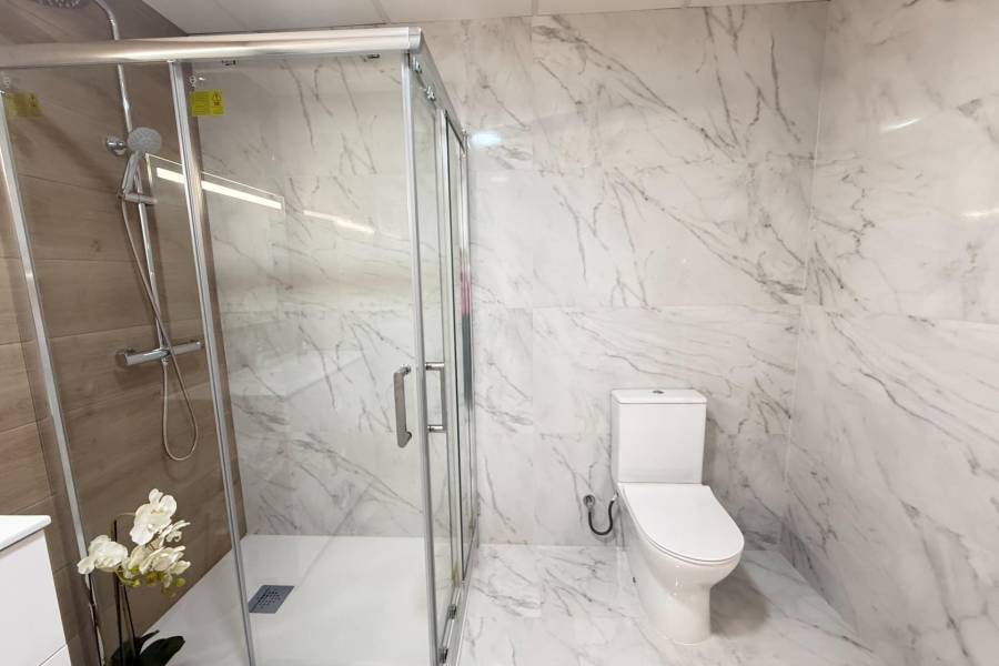 NIEUWBOUW MET 2 SLAAPKAMERS EN 2 BADKAMERS IN HET CENTRUM, OP 100 METER VAN PLAYA DEL CURA.