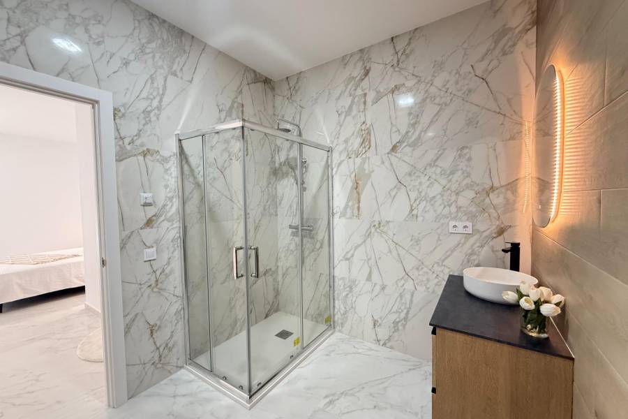 NIEUWBOUW MET 2 SLAAPKAMERS EN 2 BADKAMERS IN HET CENTRUM, OP 100 METER VAN PLAYA DEL CURA.