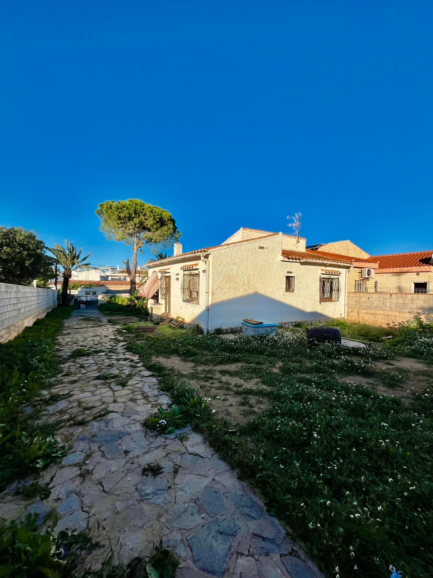 Jedinečná příležitost v Aguas Nuevas – pozemek s velkým potenciálem pro váš vysněný dům