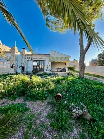 Jedinečná příležitost v Aguas Nuevas – pozemek s velkým potenciálem pro váš vysněný dům