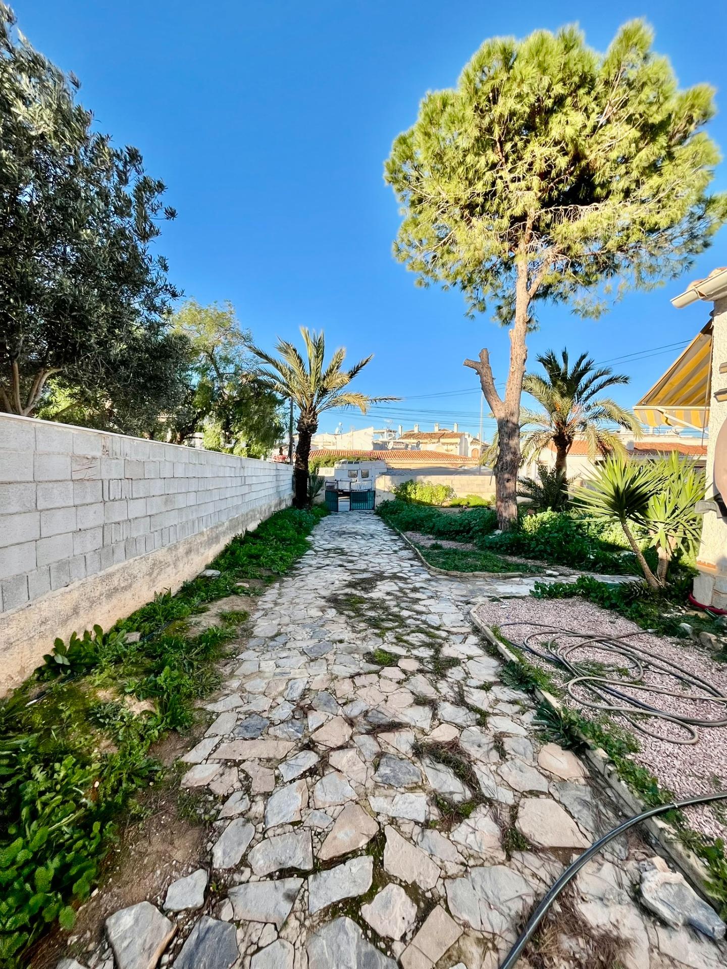 Jedinečná příležitost v Aguas Nuevas – pozemek s velkým potenciálem pro váš vysněný dům