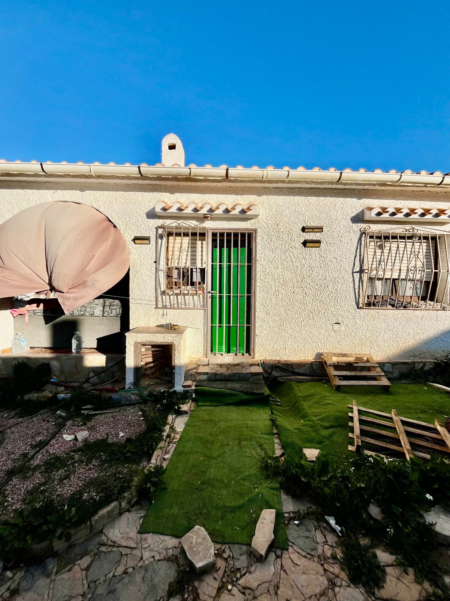 Jedinečná příležitost v Aguas Nuevas – pozemek s velkým potenciálem pro váš vysněný dům