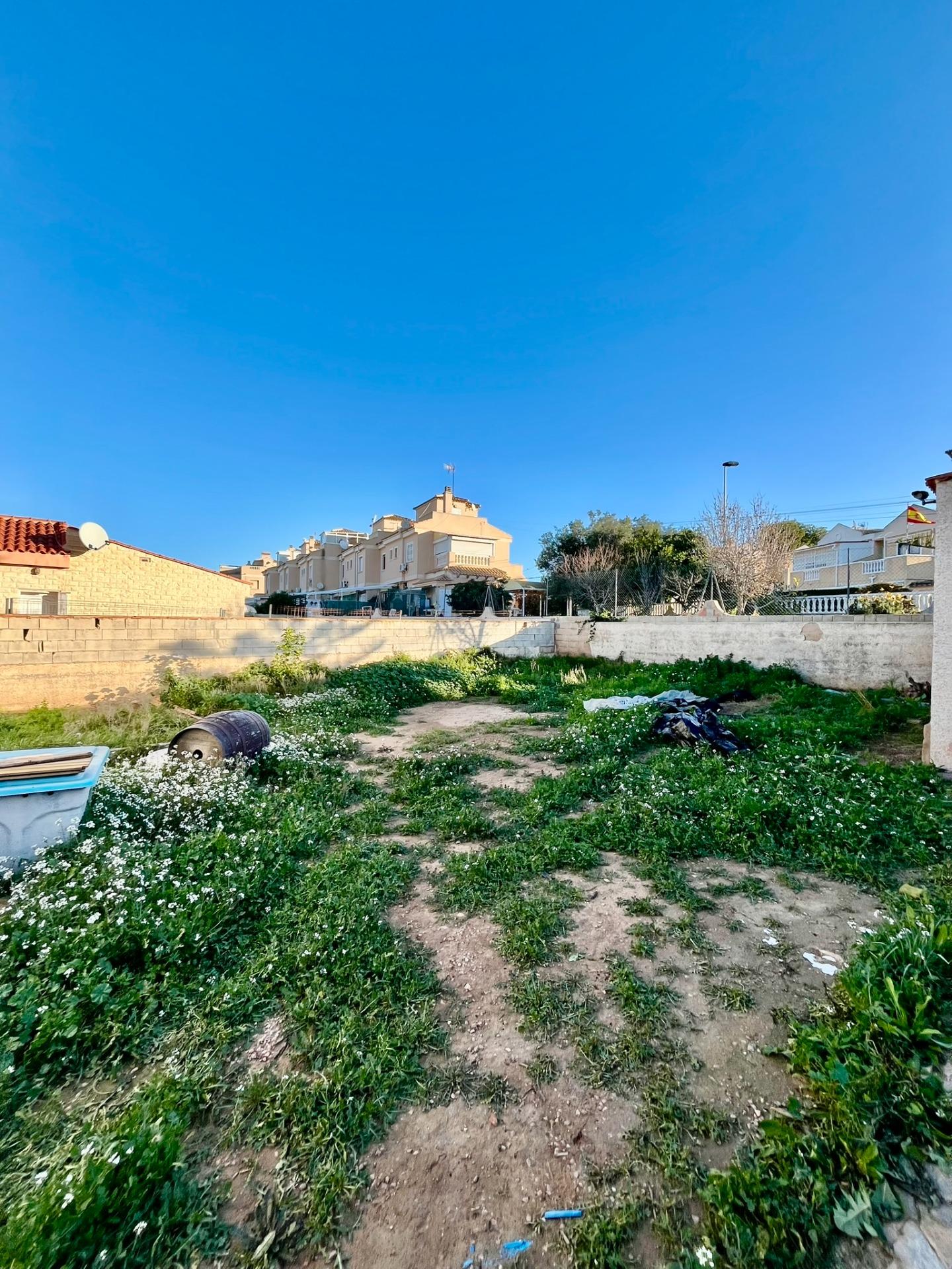 Jedinečná příležitost v Aguas Nuevas – pozemek s velkým potenciálem pro váš vysněný dům