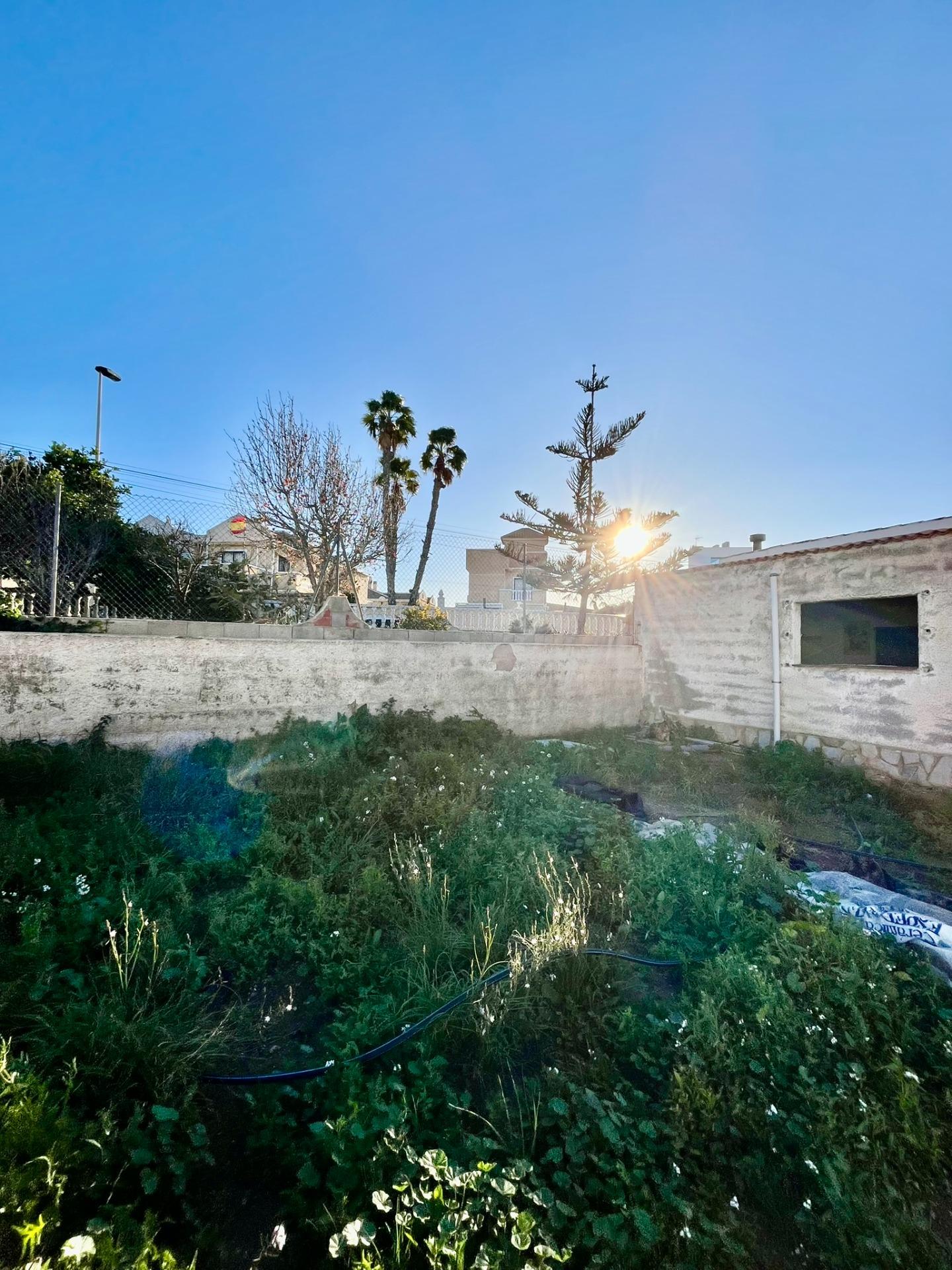 Jedinečná příležitost v Aguas Nuevas – pozemek s velkým potenciálem pro váš vysněný dům