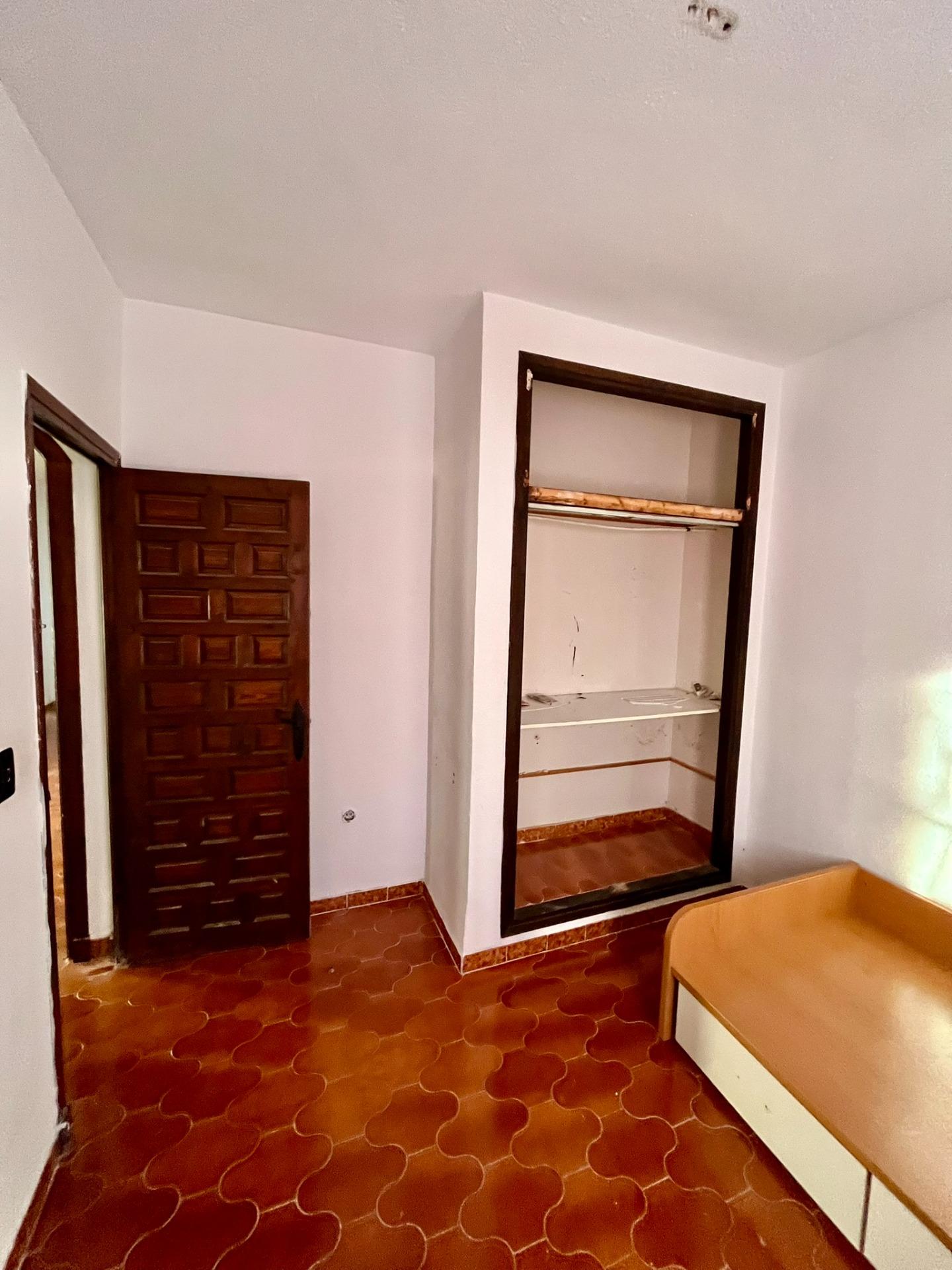 Jedinečná příležitost v Aguas Nuevas – pozemek s velkým potenciálem pro váš vysněný dům