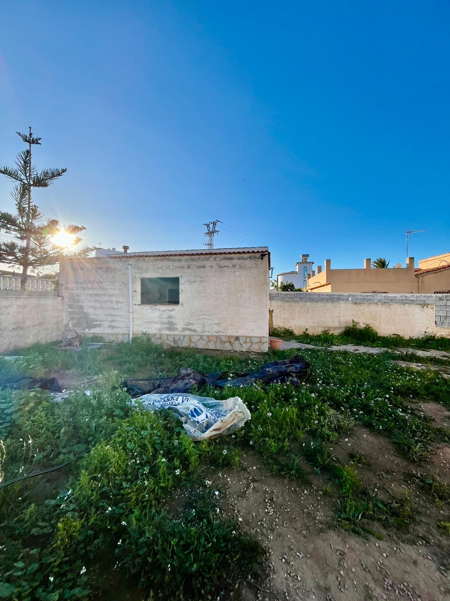 Jedinečná příležitost v Aguas Nuevas – pozemek s velkým potenciálem pro váš vysněný dům