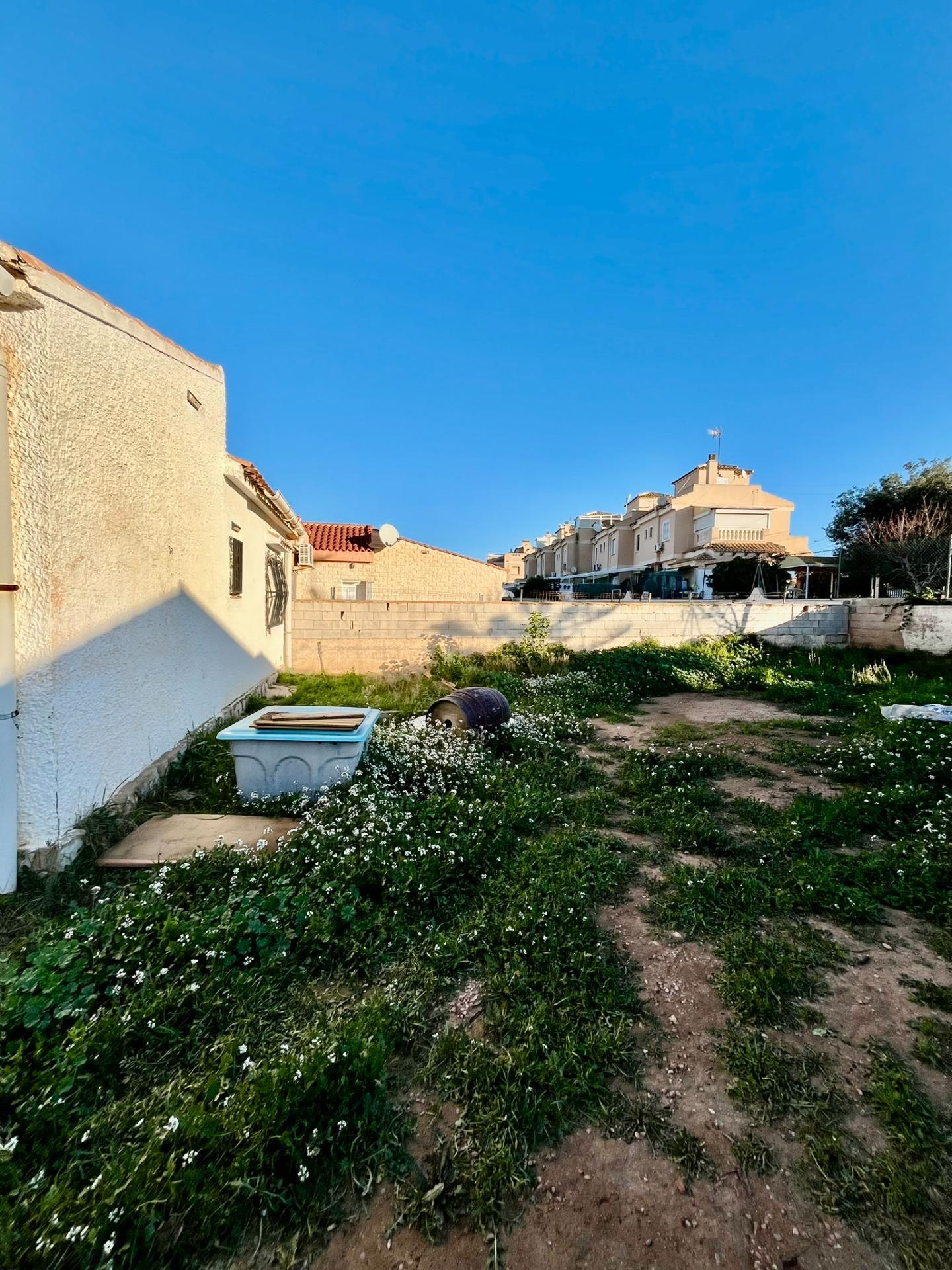 Jedinečná příležitost v Aguas Nuevas – pozemek s velkým potenciálem pro váš vysněný dům