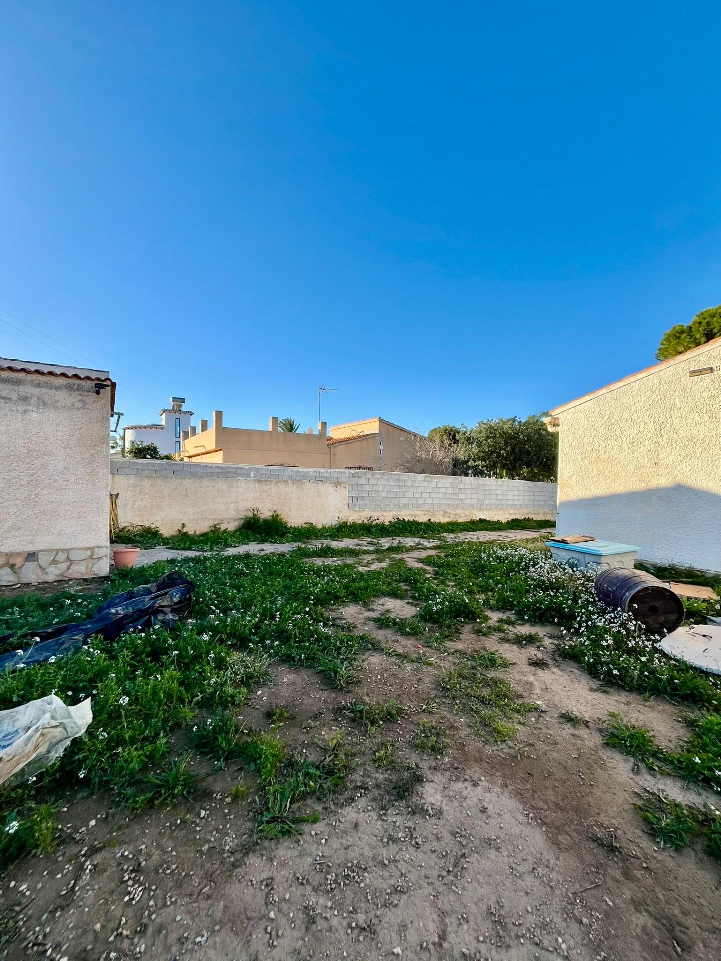 Jedinečná příležitost v Aguas Nuevas – pozemek s velkým potenciálem pro váš vysněný dům