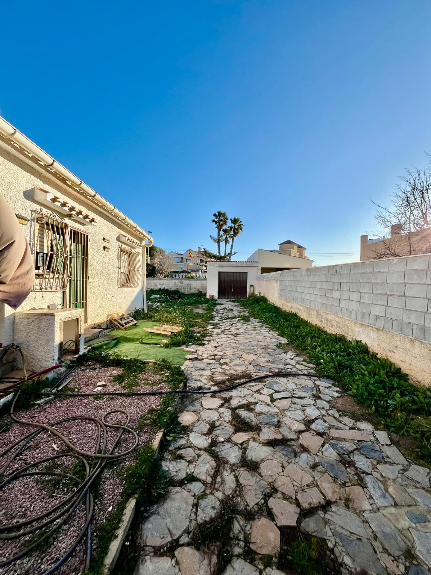 Jedinečná příležitost v Aguas Nuevas – pozemek s velkým potenciálem pro váš vysněný dům