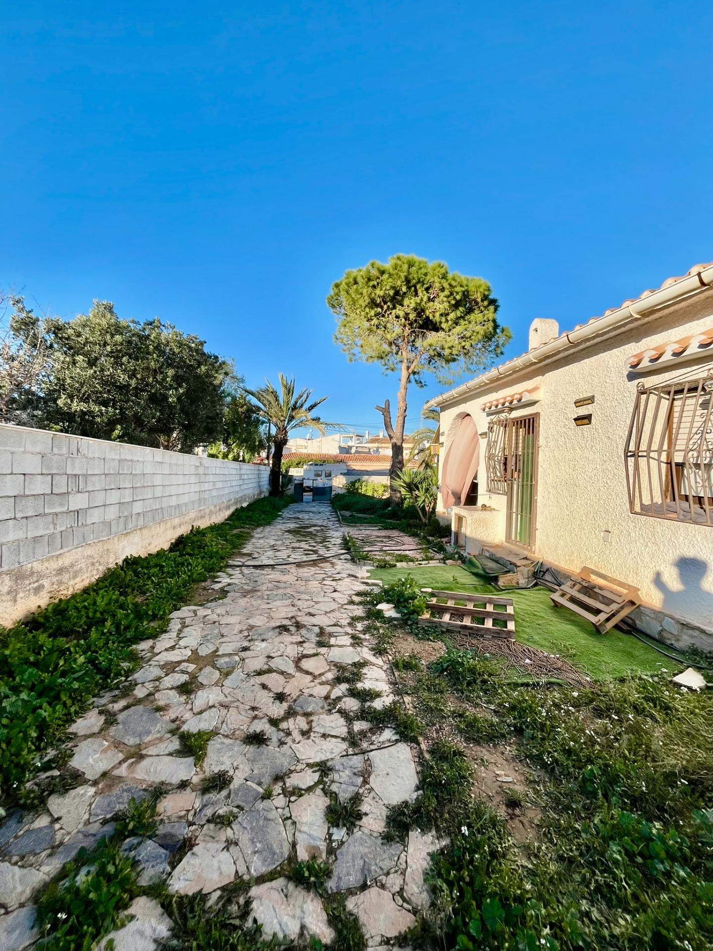 Jedinečná příležitost v Aguas Nuevas – pozemek s velkým potenciálem pro váš vysněný dům