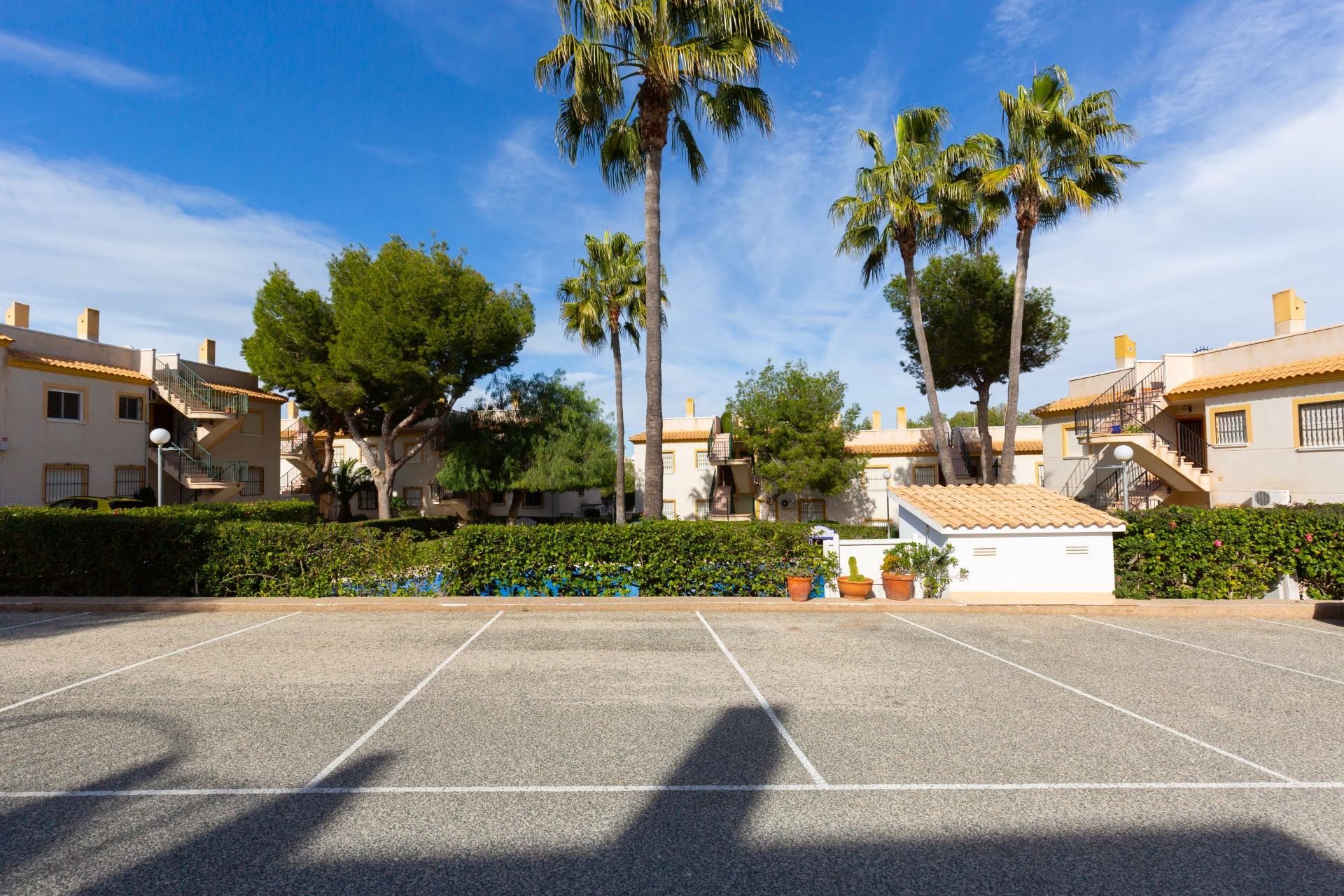 Prostorný byt se zahradou v Orihuela Costa – ideální pro život i investici