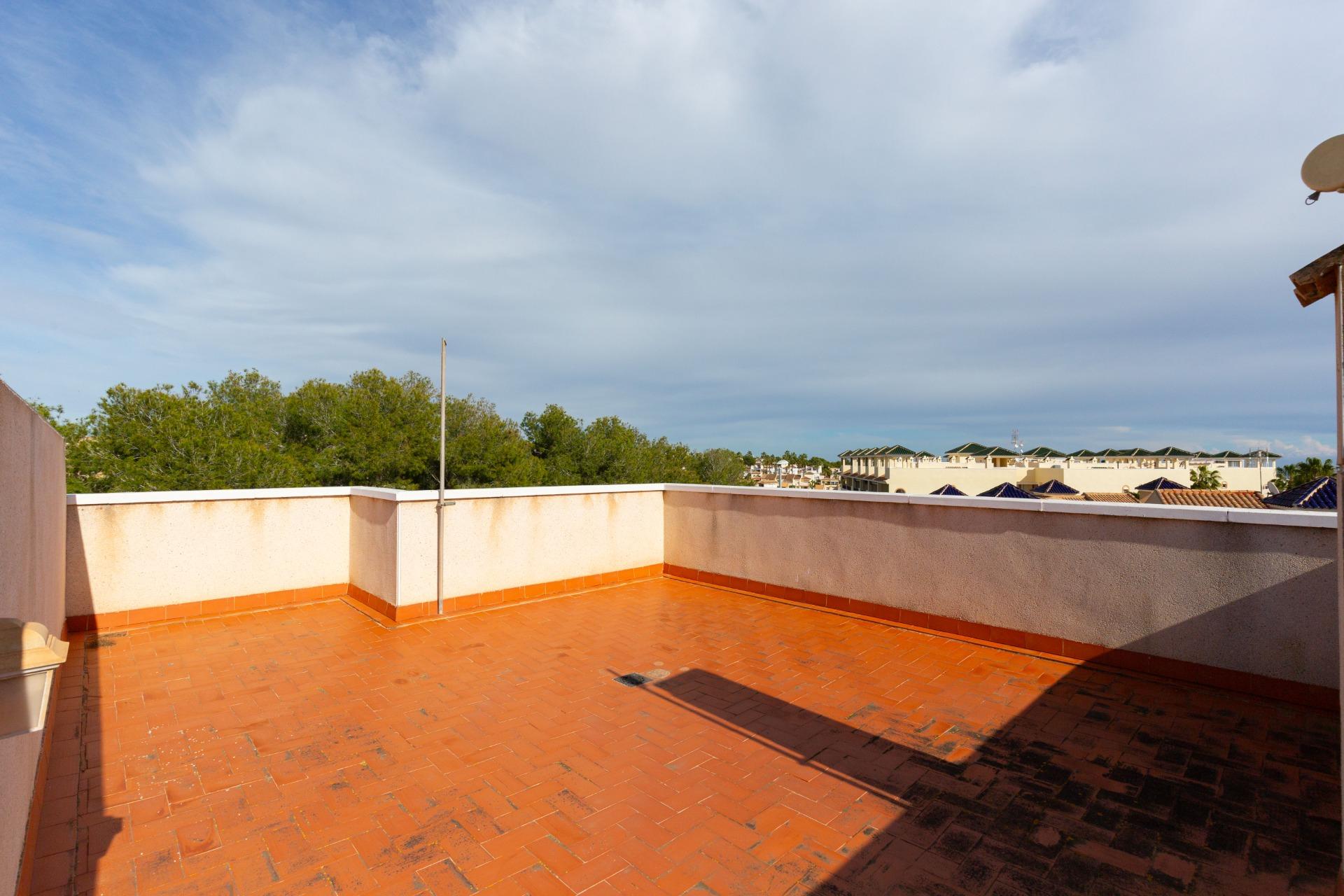 Prostorný byt se zahradou v Orihuela Costa – ideální pro život i investici