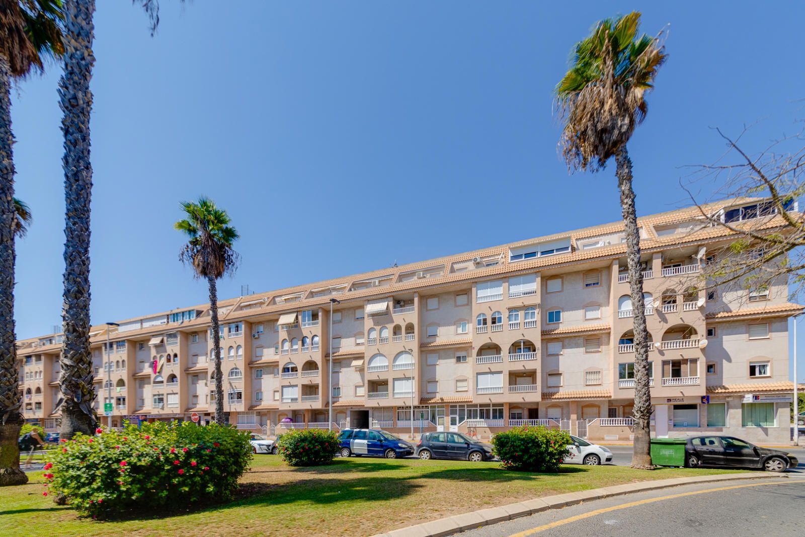 Exclusive Penthouse with Views of the Pink Lagoon – Torrevieja