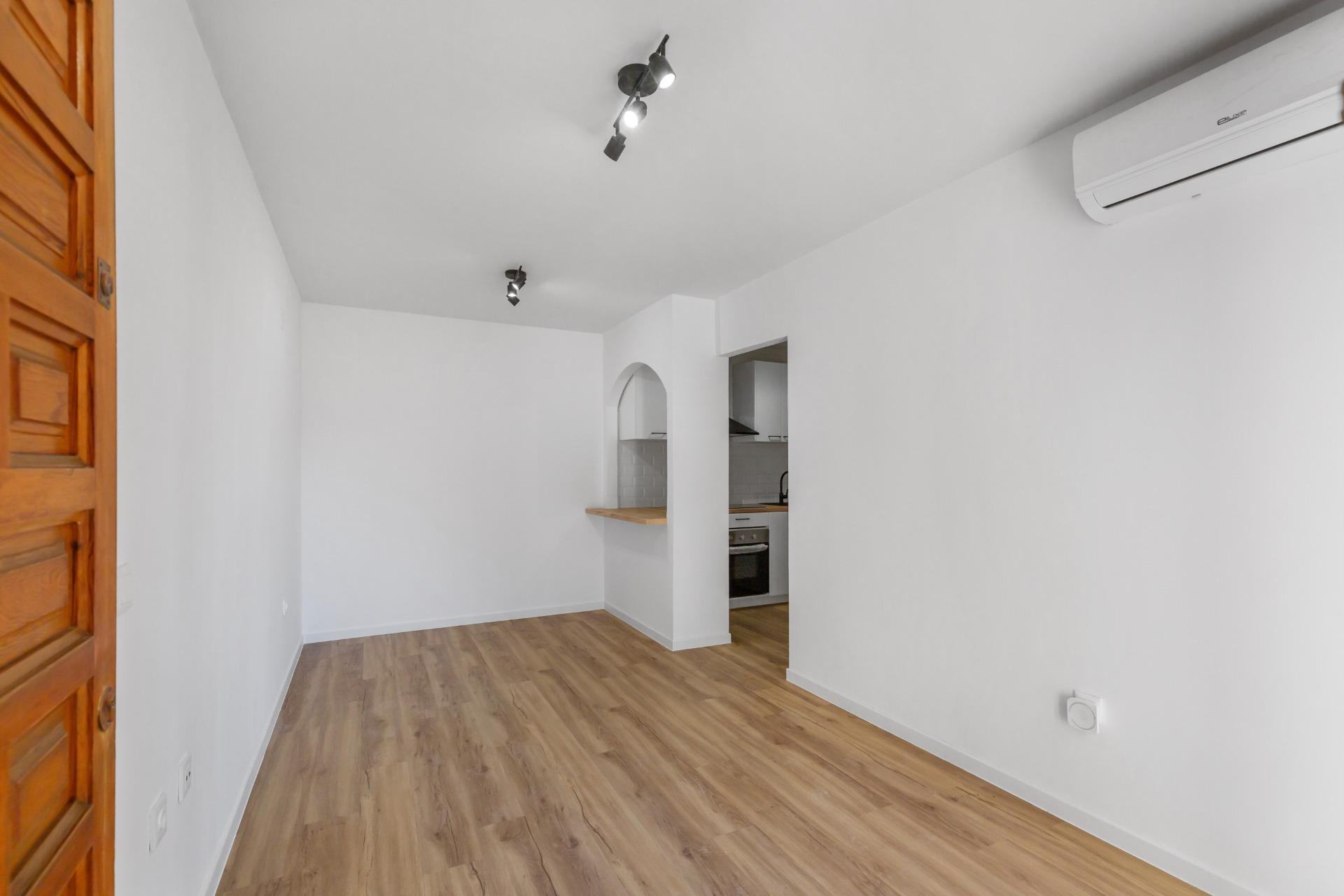 Renovated Apartment with Sea Views and Communal Pool