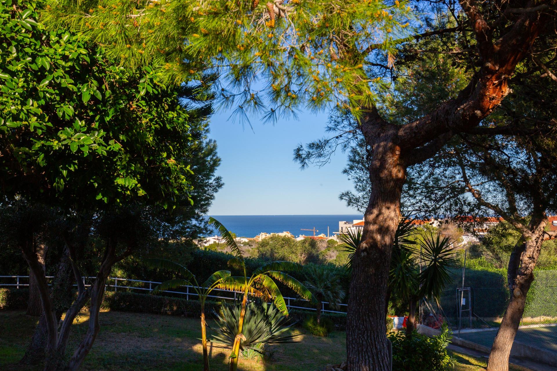 Renovated Apartment with Sea Views and Communal Pool