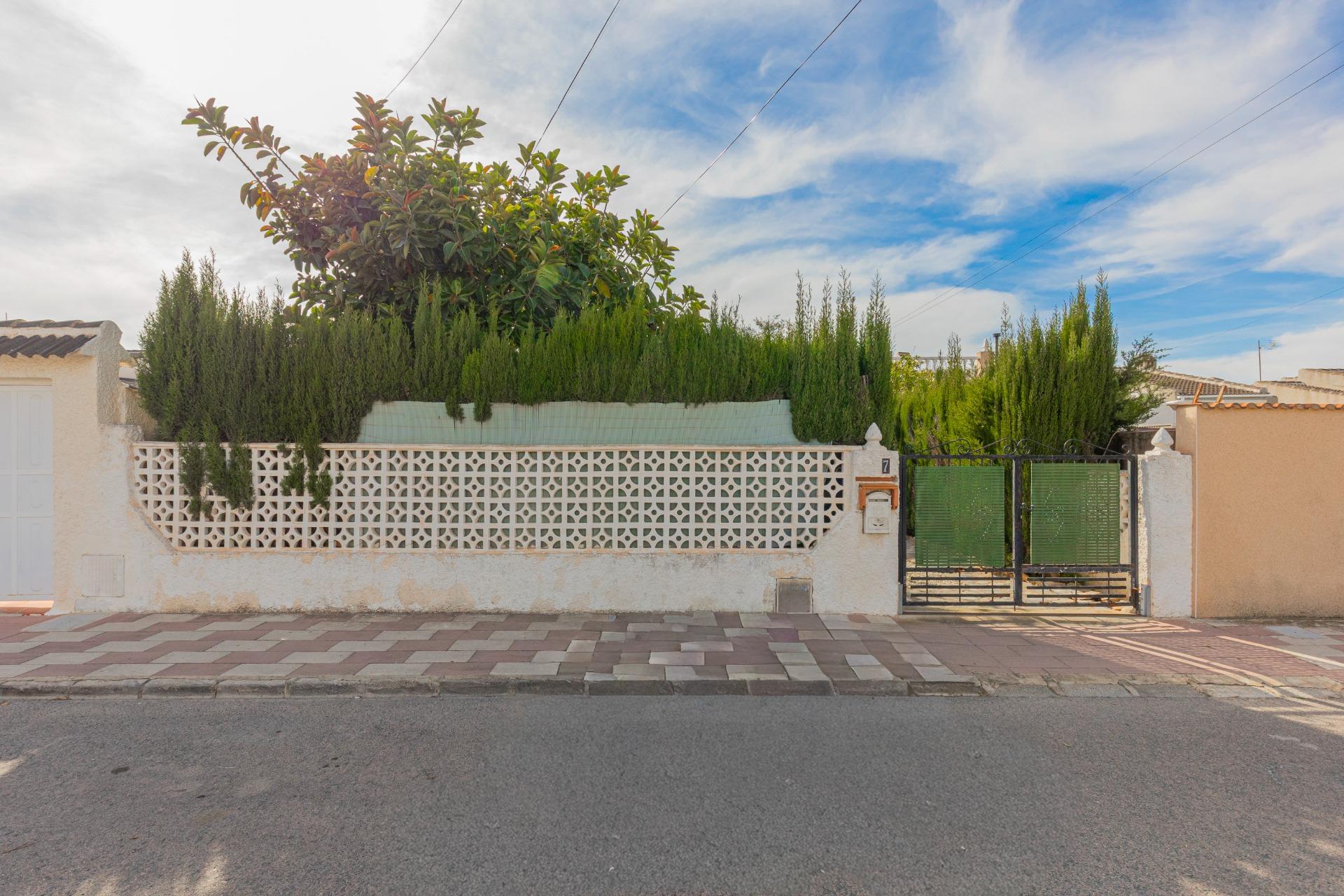 Opportunity: Detached House with Large 317 m² Plot in El Chaparral – La Siesta, Torrevieja