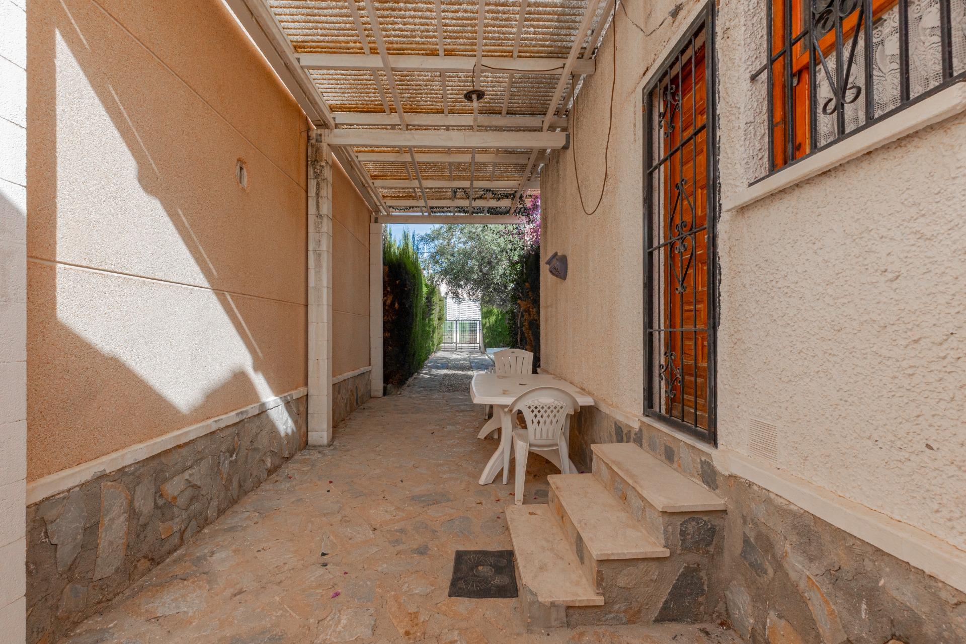 Opportunity: Detached House with Large 317 m² Plot in El Chaparral – La Siesta, Torrevieja