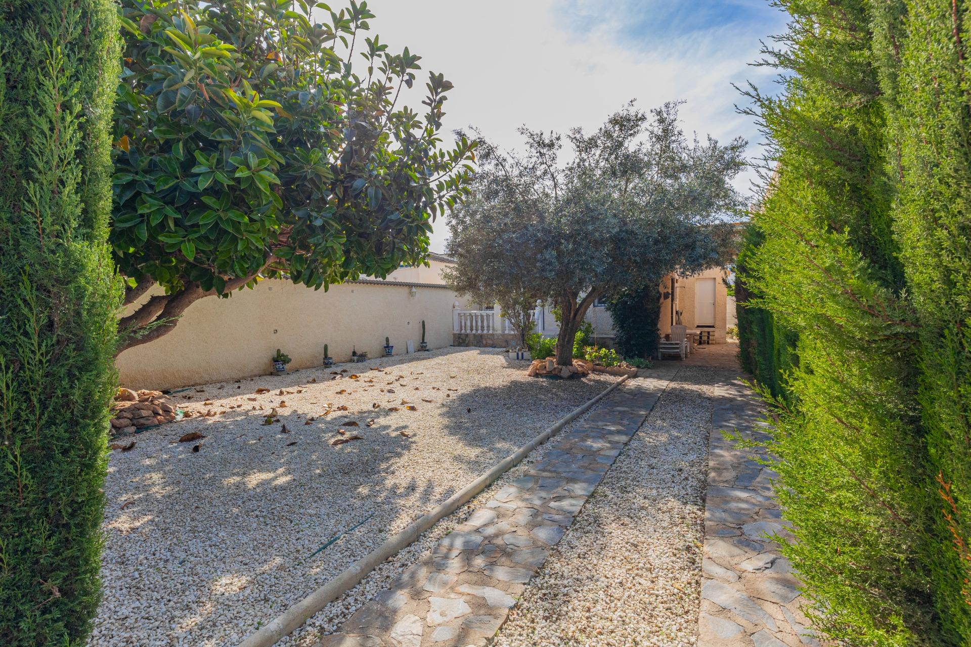 Opportunity: Detached House with Large 317 m² Plot in El Chaparral – La Siesta, Torrevieja