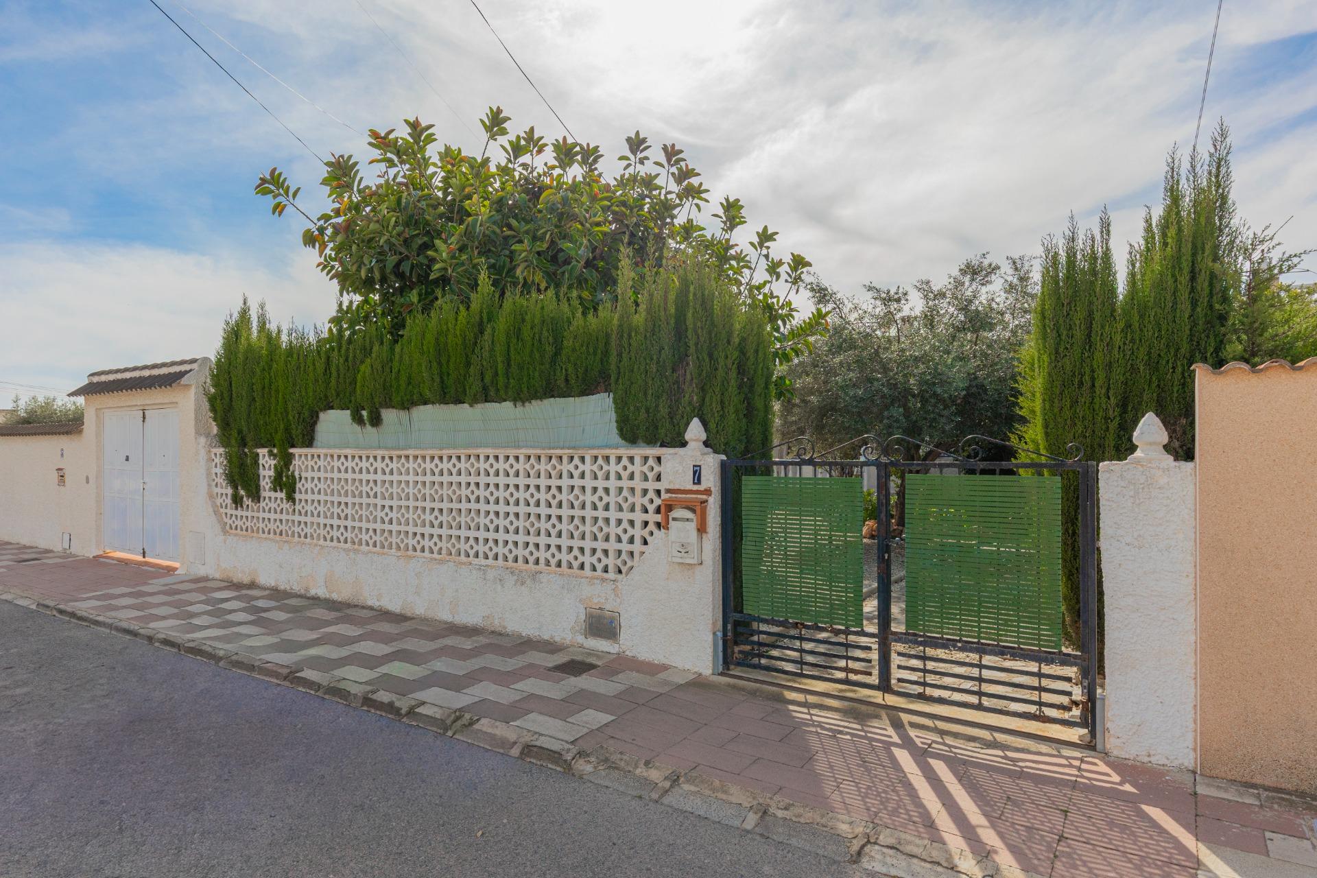 Opportunity: Detached House with Large 317 m² Plot in El Chaparral – La Siesta, Torrevieja