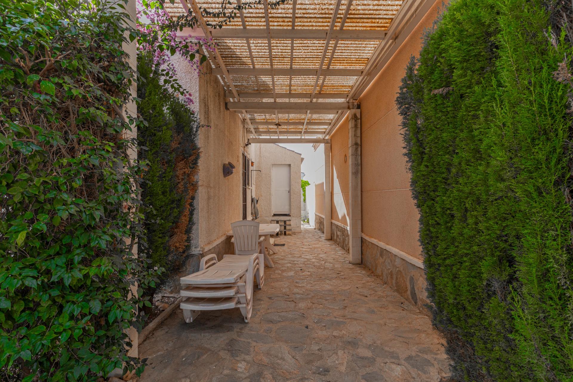 Opportunity: Detached House with Large 317 m² Plot in El Chaparral – La Siesta, Torrevieja