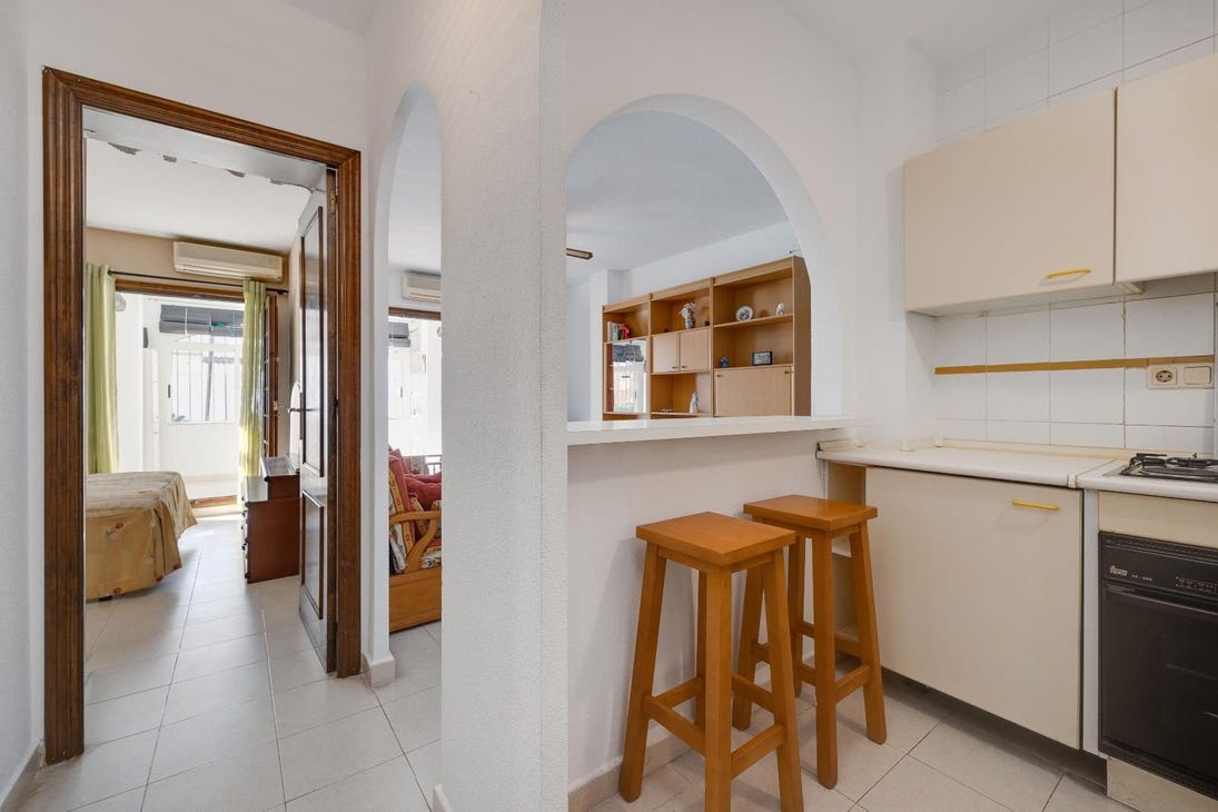 Ground Floor Bungalow with Sunny Terrace and Pool Views – Torrevieja