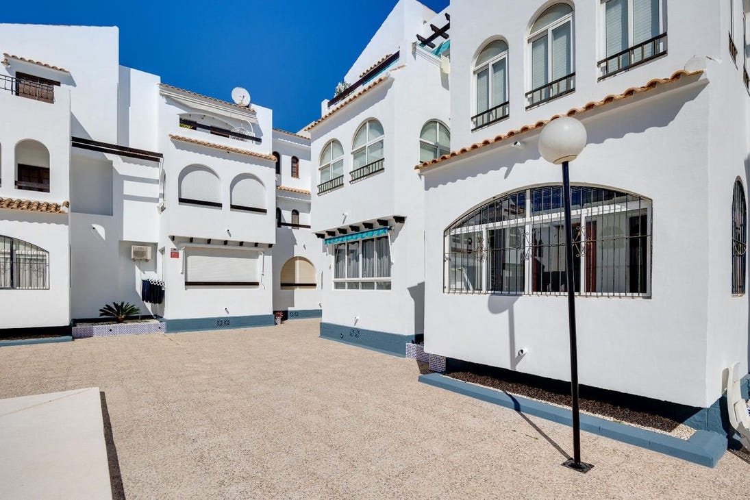 Ground Floor Bungalow with Sunny Terrace and Pool Views – Torrevieja