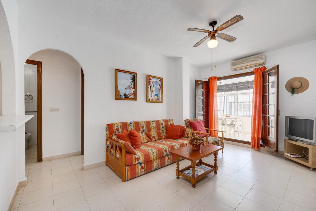 Ground Floor Bungalow with Sunny Terrace and Pool Views – Torrevieja