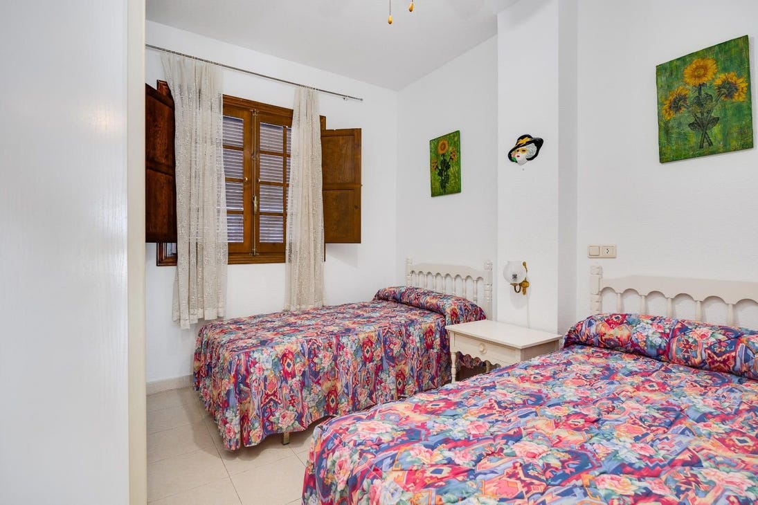 Ground Floor Bungalow with Sunny Terrace and Pool Views – Torrevieja