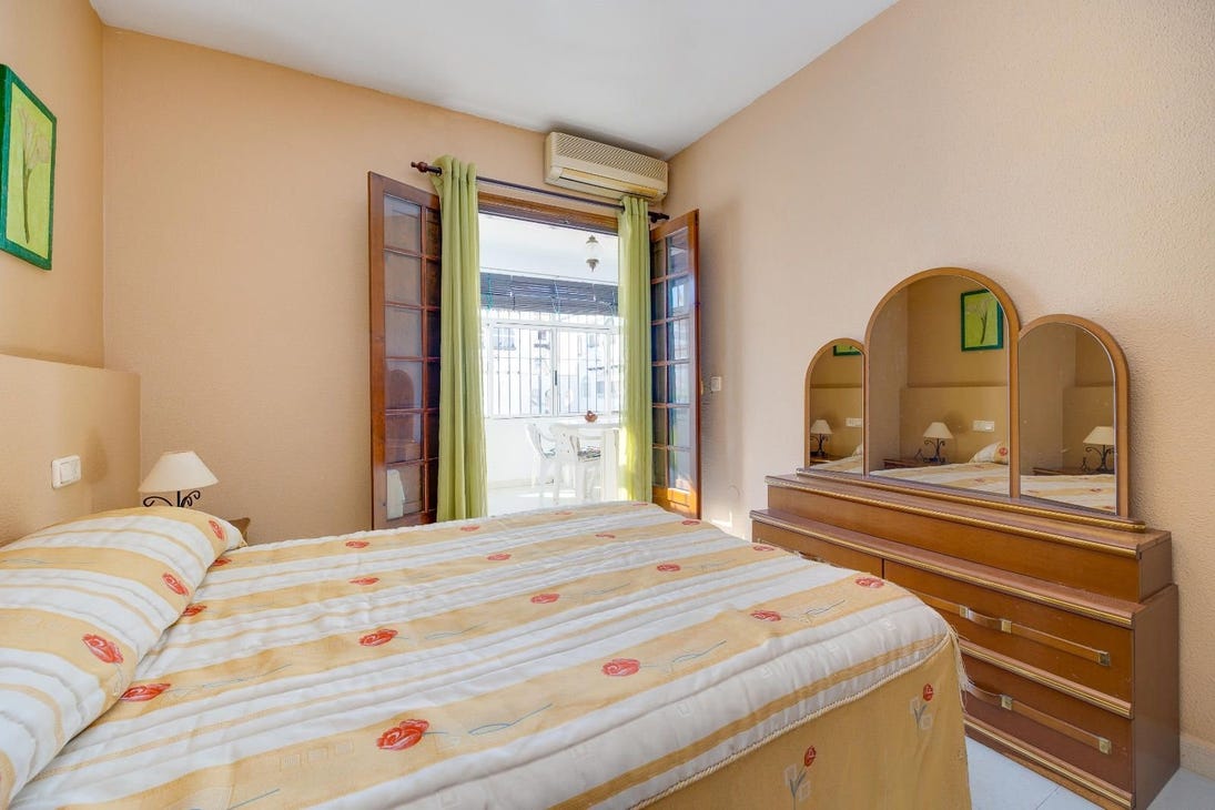 Ground Floor Bungalow with Sunny Terrace and Pool Views – Torrevieja