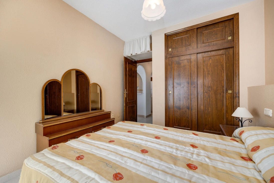 Ground Floor Bungalow with Sunny Terrace and Pool Views – Torrevieja