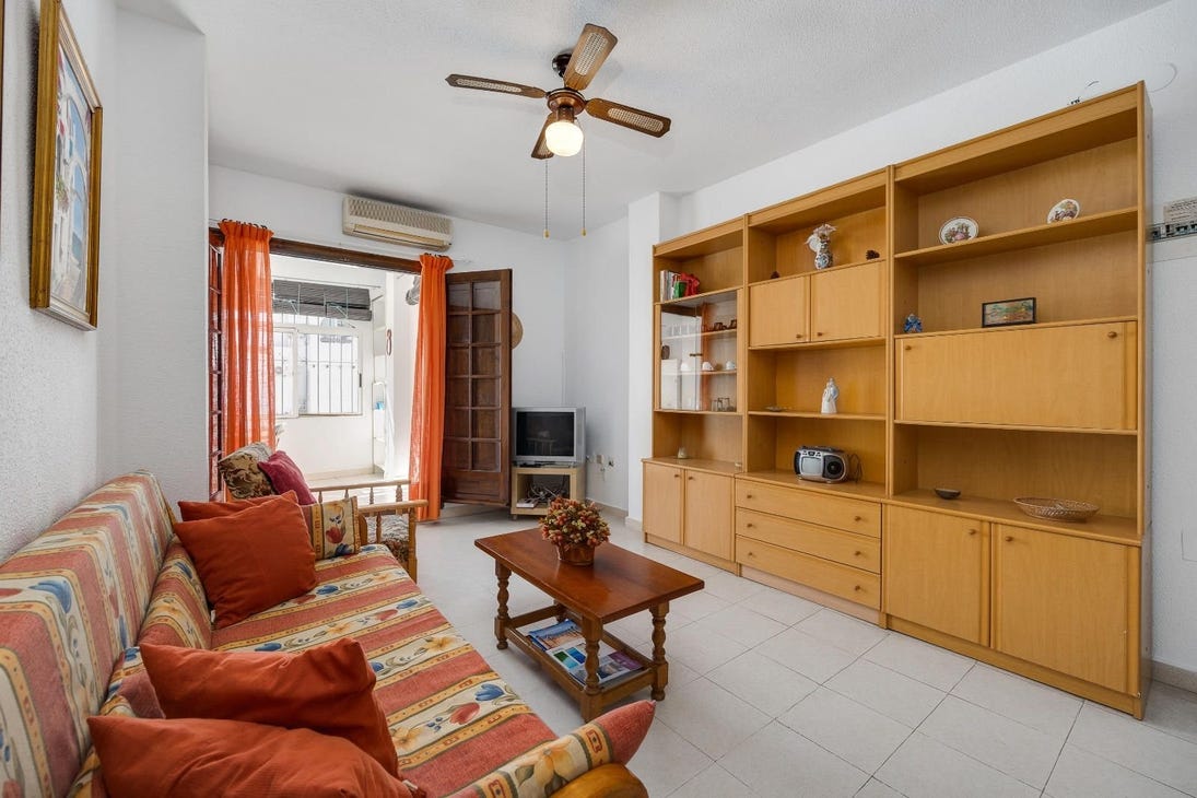 Ground Floor Bungalow with Sunny Terrace and Pool Views – Torrevieja