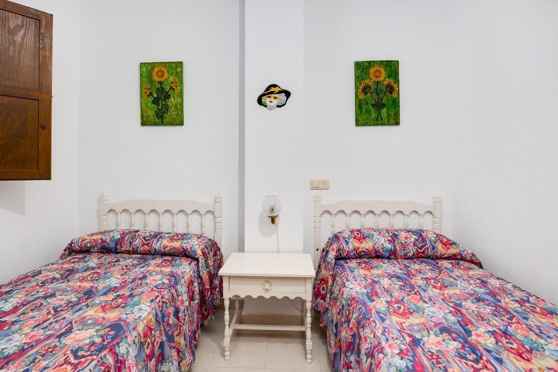 Ground Floor Bungalow with Sunny Terrace and Pool Views – Torrevieja