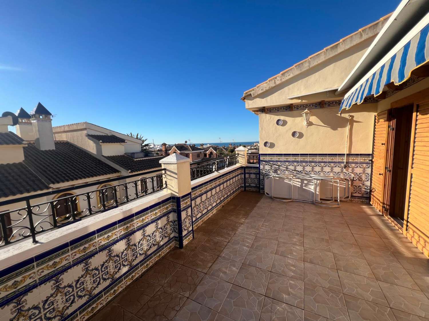 Apartmán s velkou terasou a výhledem na moře – Torrevieja