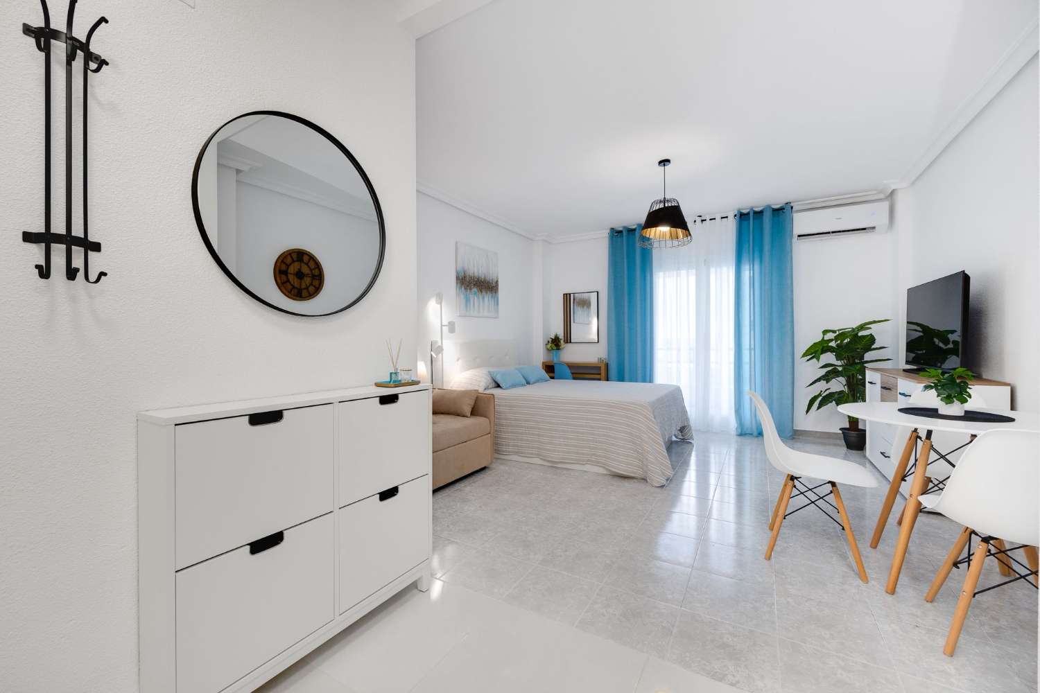 Moderní studio s bazénem a turistickou licencí – Torrevieja