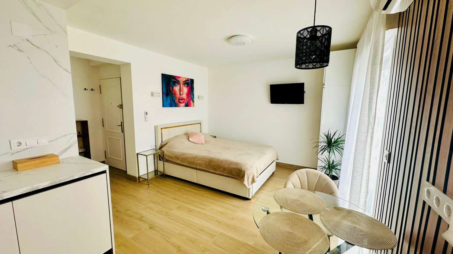 Bydlení u moře – moderní apartmán jen 20 metrů od pláže, Torrevieja