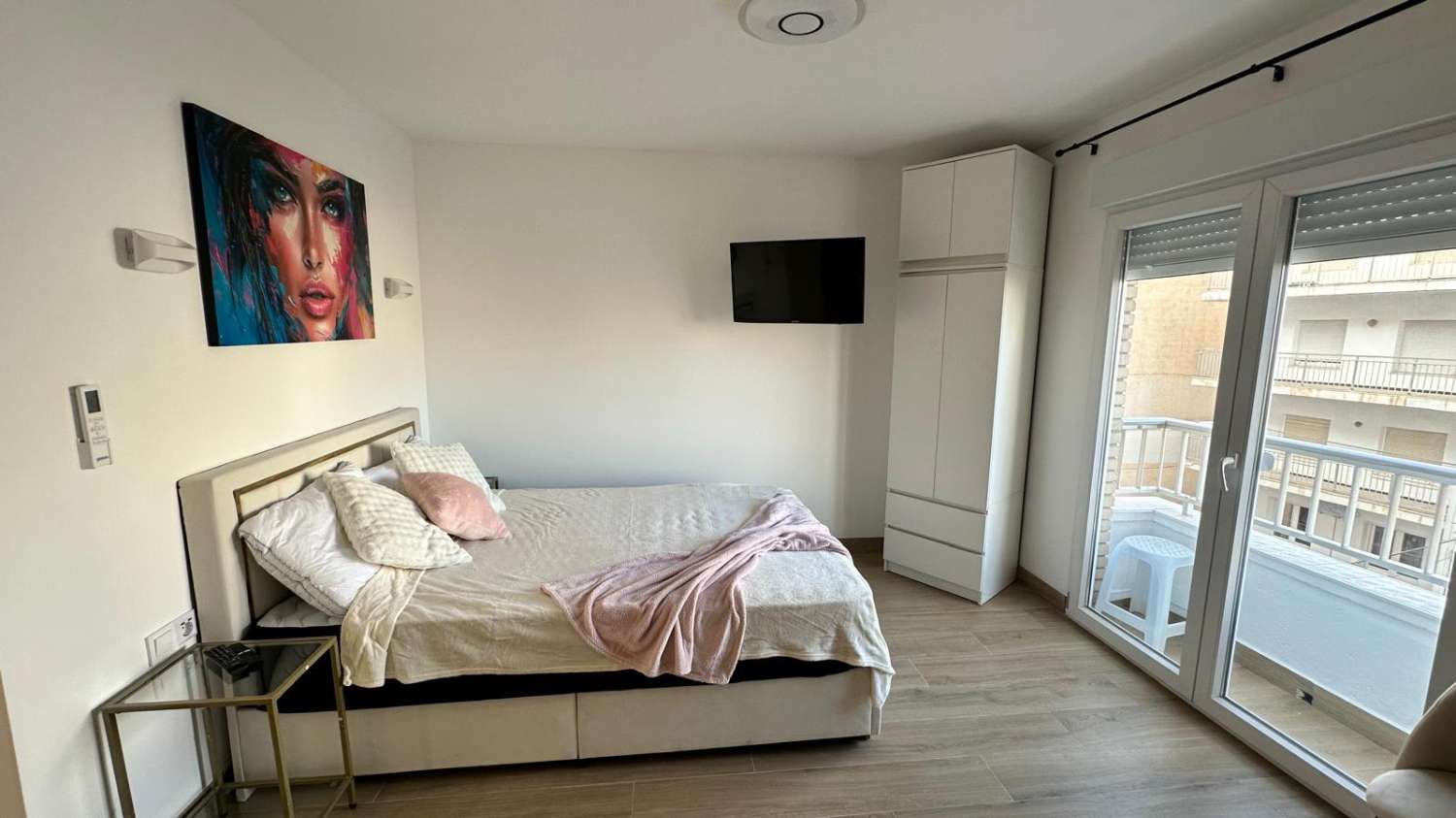 Bydlení u moře – moderní apartmán jen 20 metrů od pláže, Torrevieja