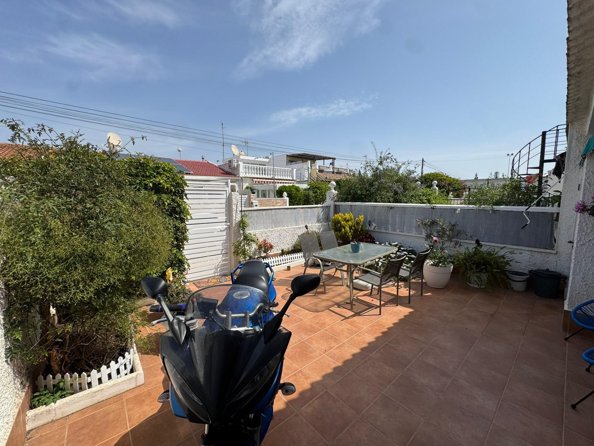 Stylový bungalov s velkým pozemkem v La Siesta | Torrevieja