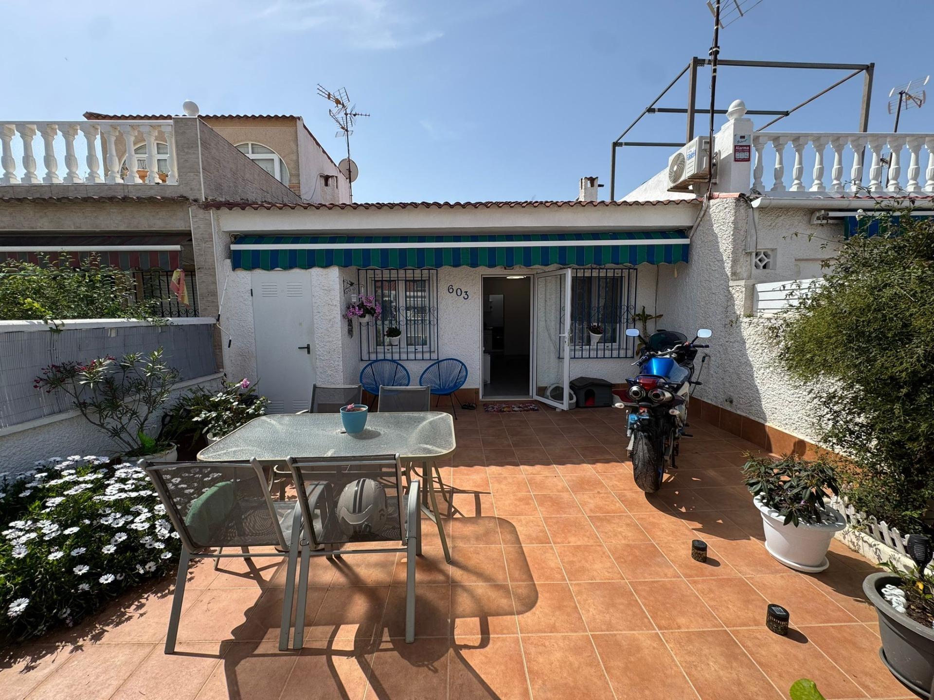 Stylový bungalov s velkým pozemkem v La Siesta | Torrevieja