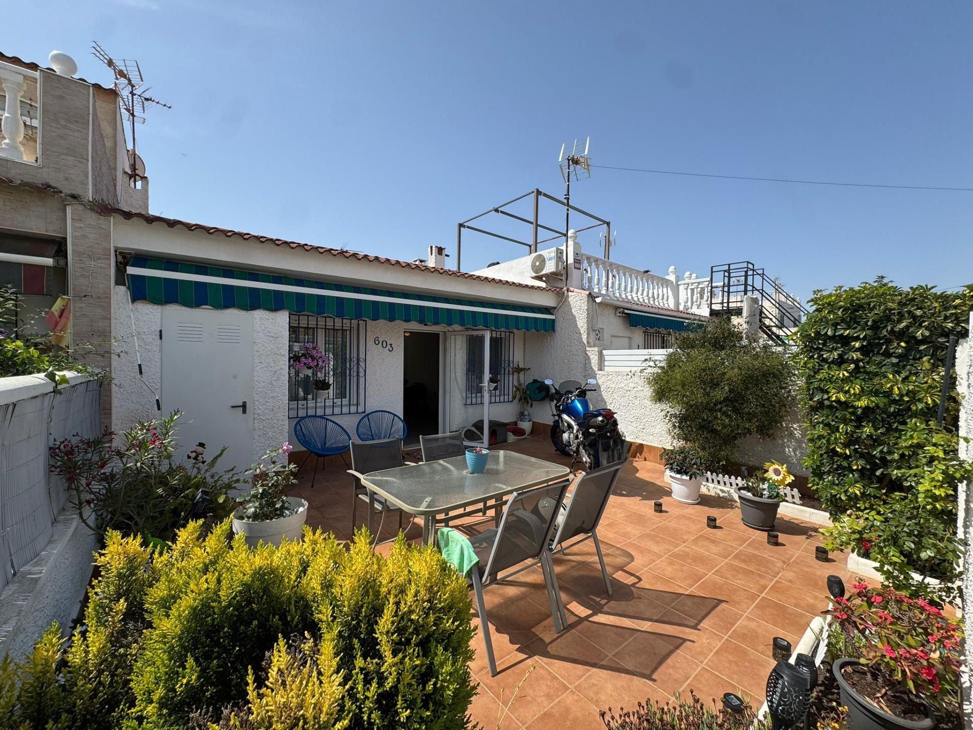 Stylový bungalov s velkým pozemkem v La Siesta | Torrevieja