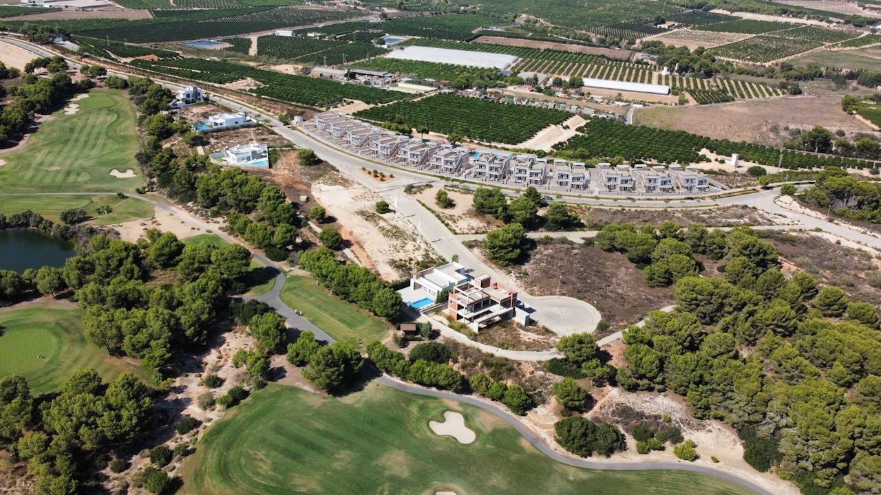 Nově postavené bungalovy v golfovém resortu Lo Romero v Pilar de la Horadada.