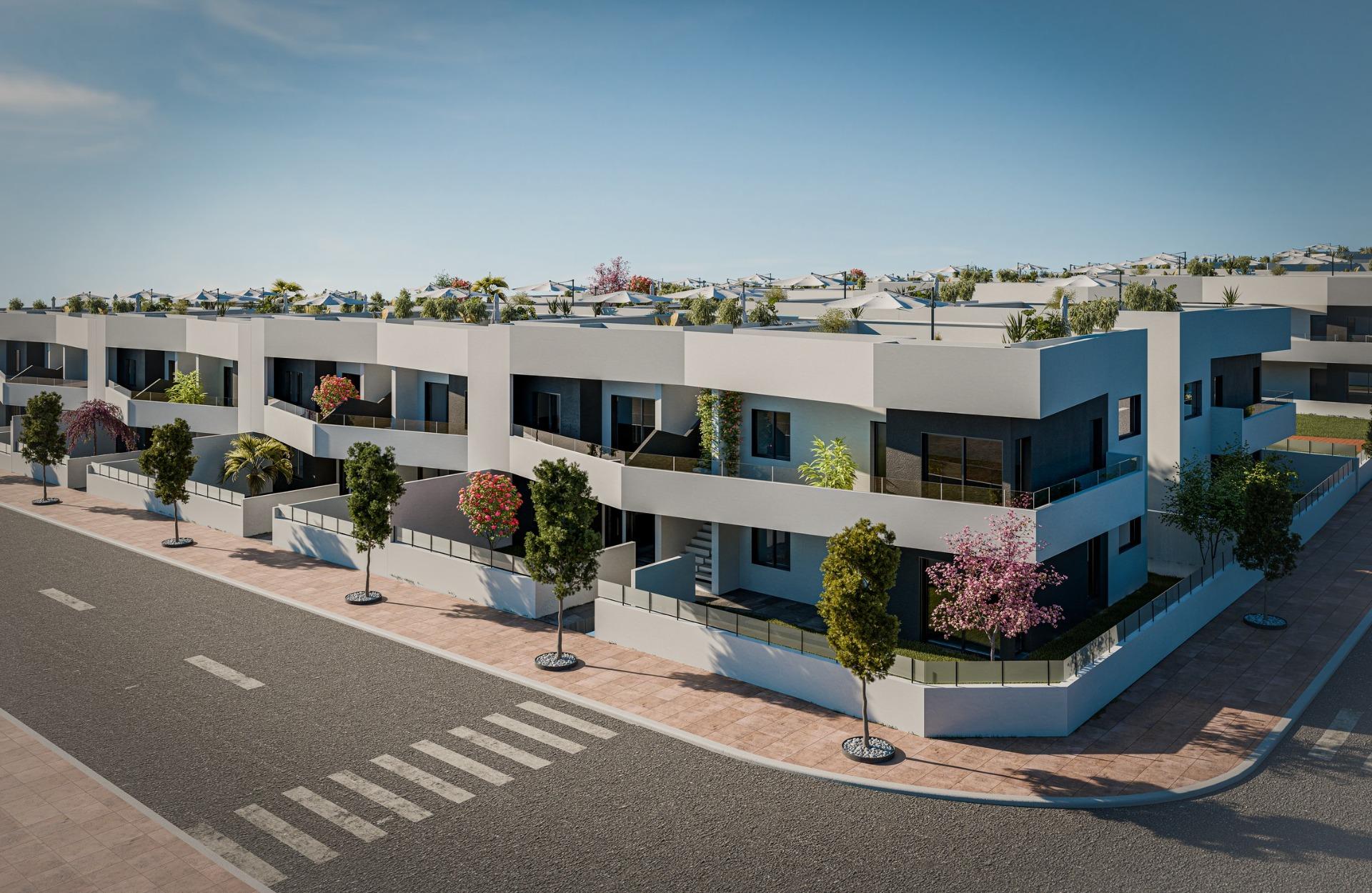 Moderní novostavby bungalovů v San Miguel de Salinas se 3 společnými bazény.