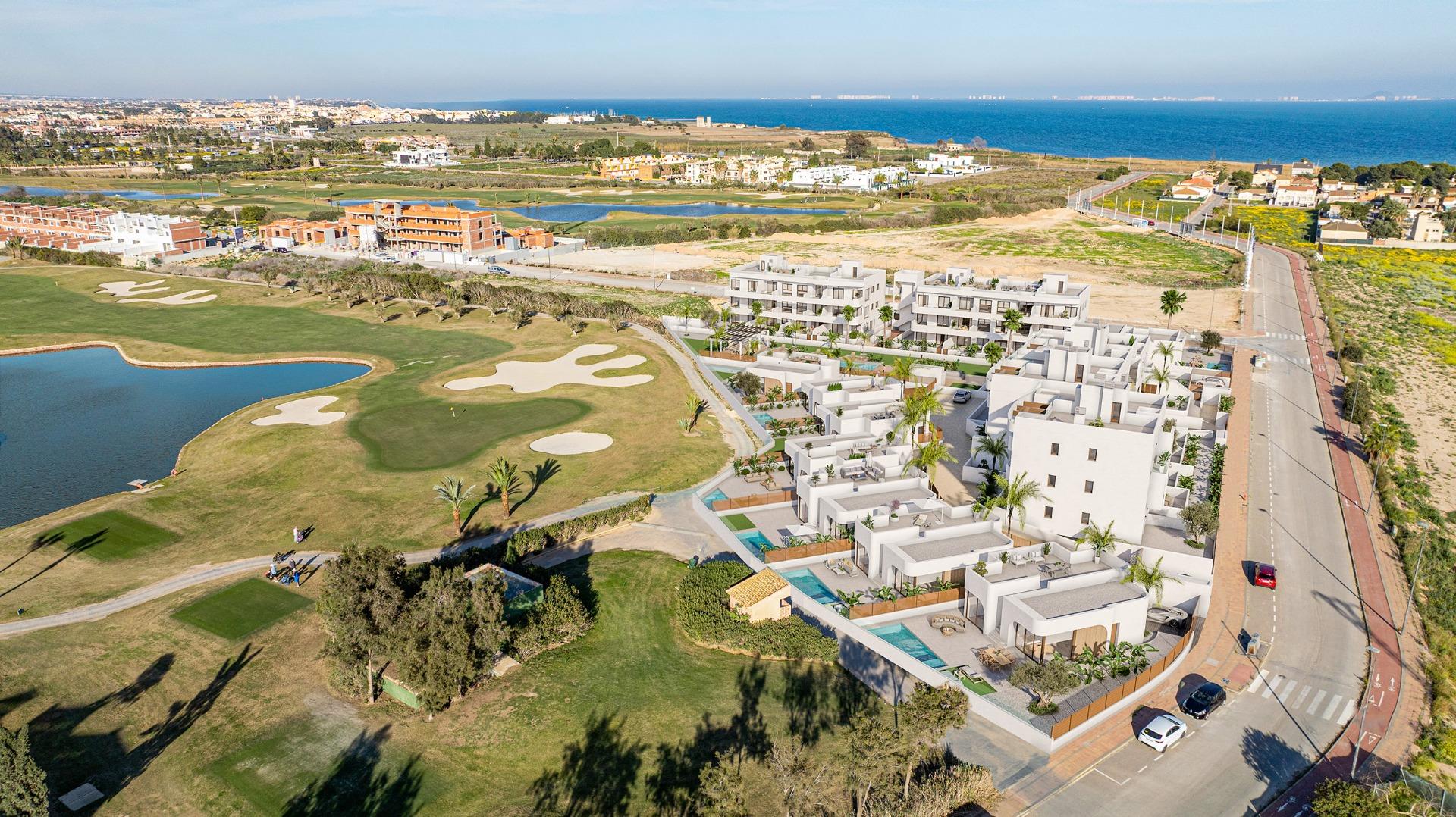 Nově postavený rezidenční komplex v blízkosti golfového hřiště Serena a Mar Menor v Los Alcazares.