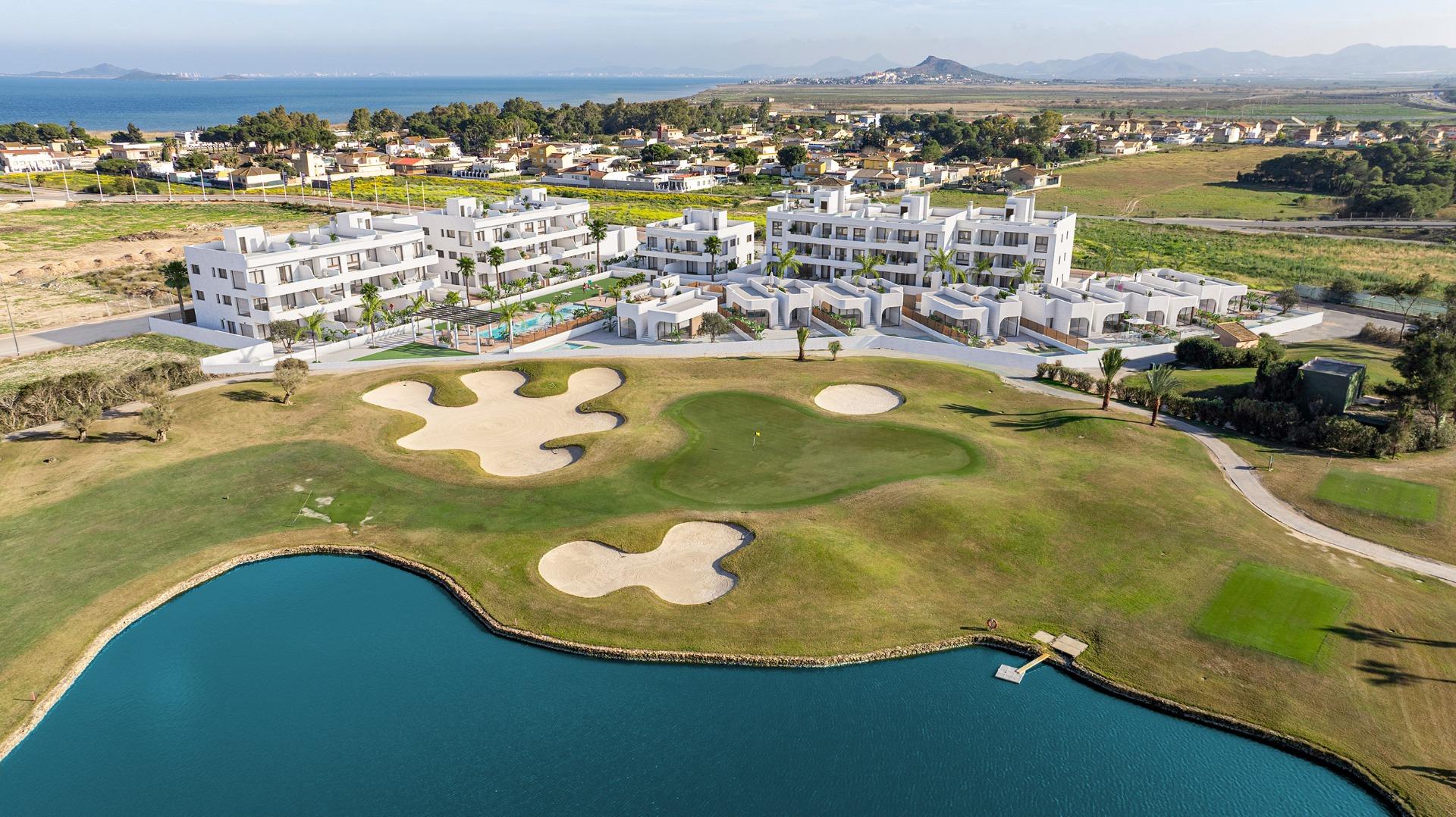 Nově postavený rezidenční komplex v blízkosti golfového hřiště Serena a Mar Menor v Los Alcazares.