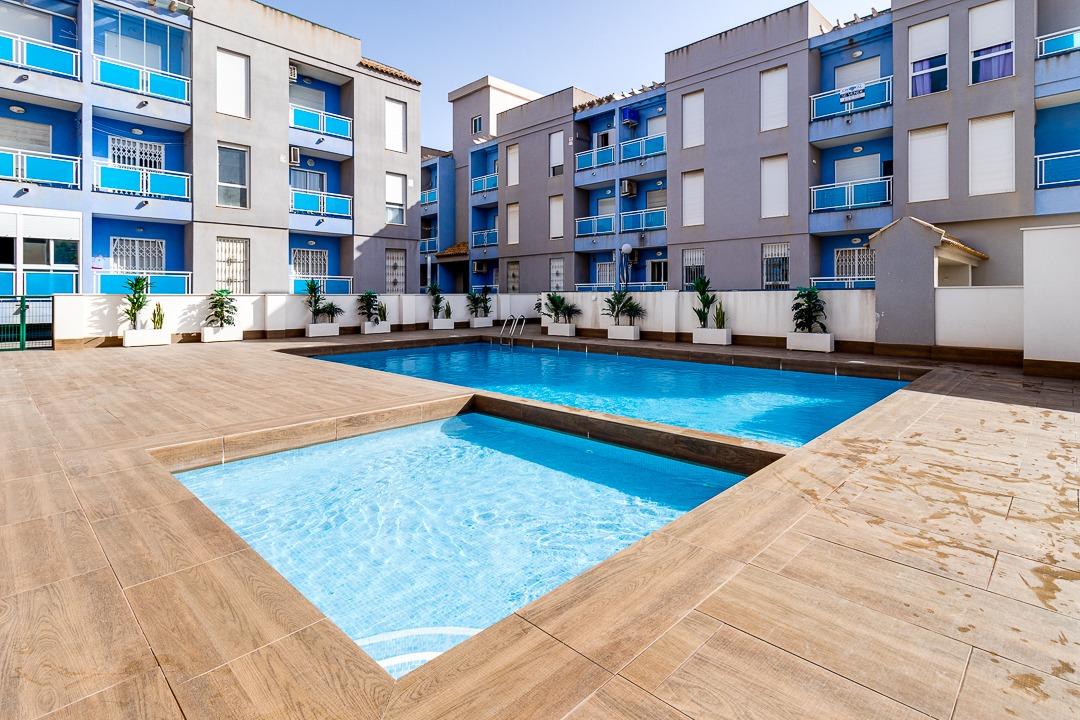 2-BEDROOM SOUTH-FACING APARTMENT WITH COMMUNAL POOL – TORREVIEJA