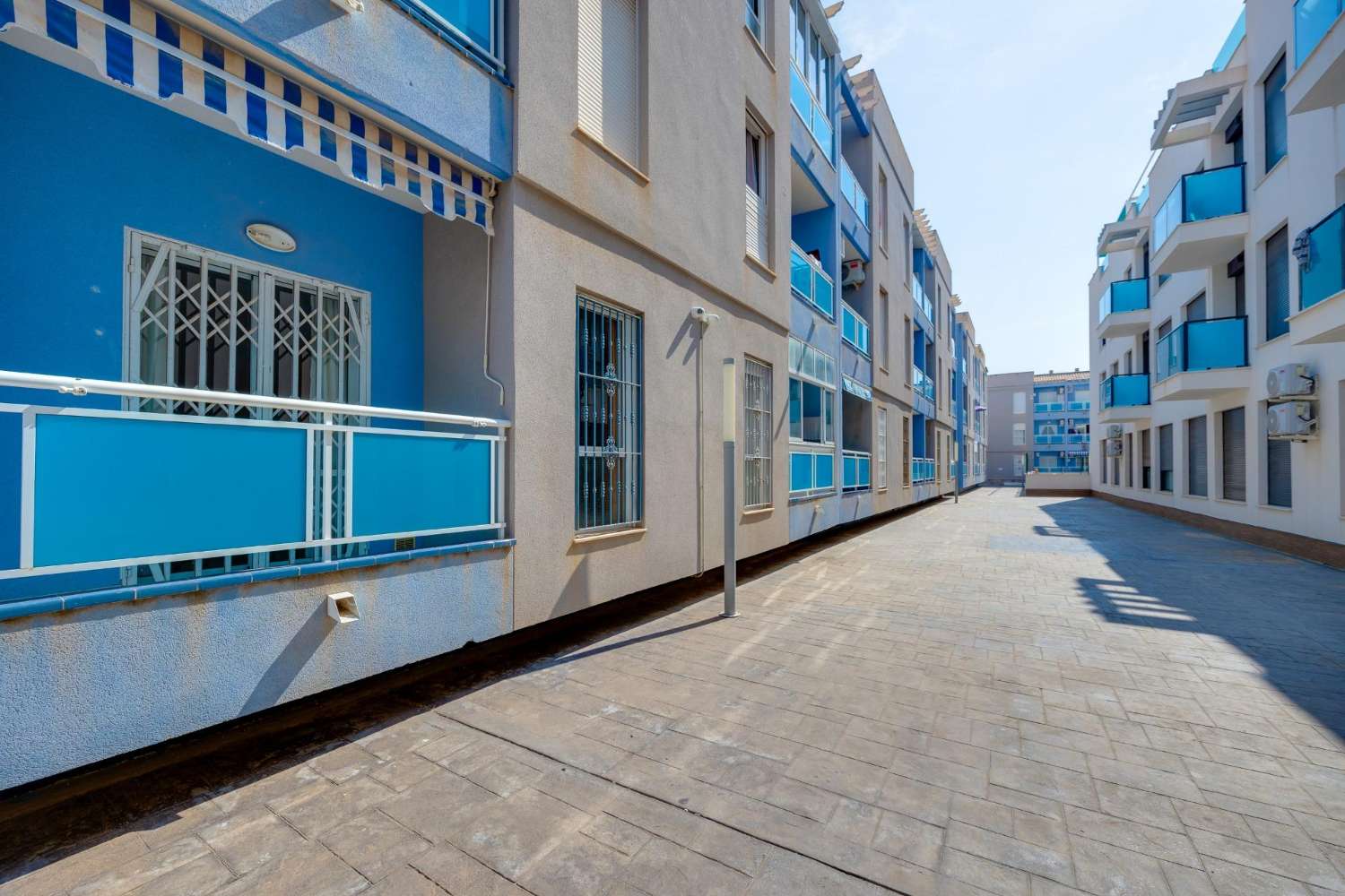 2-BEDROOM SOUTH-FACING APARTMENT WITH COMMUNAL POOL – TORREVIEJA
