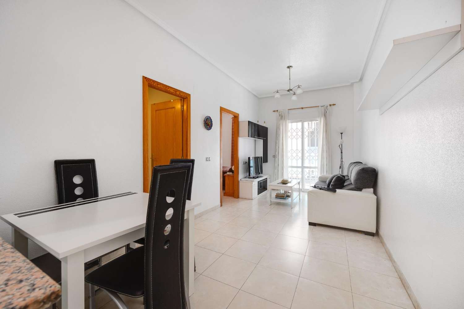 2-BEDROOM SOUTH-FACING APARTMENT WITH COMMUNAL POOL – TORREVIEJA