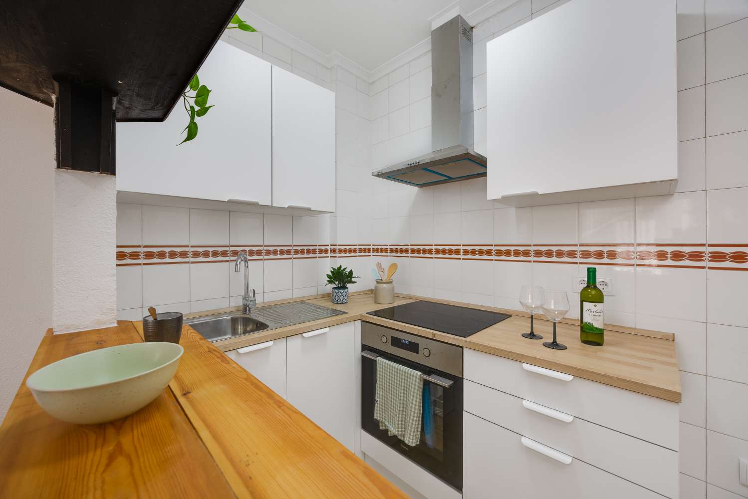 Fully renovated 1-bedroom apartment with communal pool just 530 metres from the sea